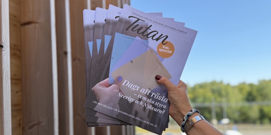 Ett antal Tutan valspecial visas mot bakgrund av vägg och öppen plats