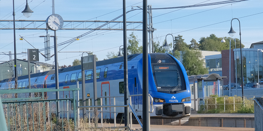 Ett Mälartåg vid stationen i Nykvarn.